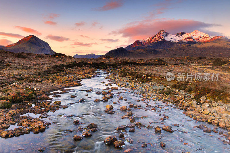 日出的黑库林山Sgurr南Gillean, Glen Sligachan，斯凯岛，苏格兰